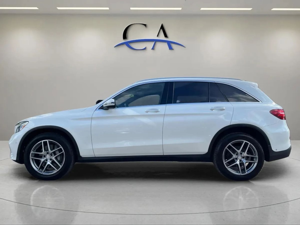 2017 Mercedes Benz GLC 300 4MATIC photo 4