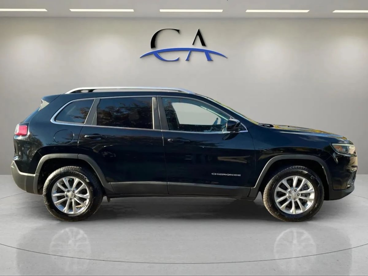 2019 Jeep Cherokee Latitude photo 2