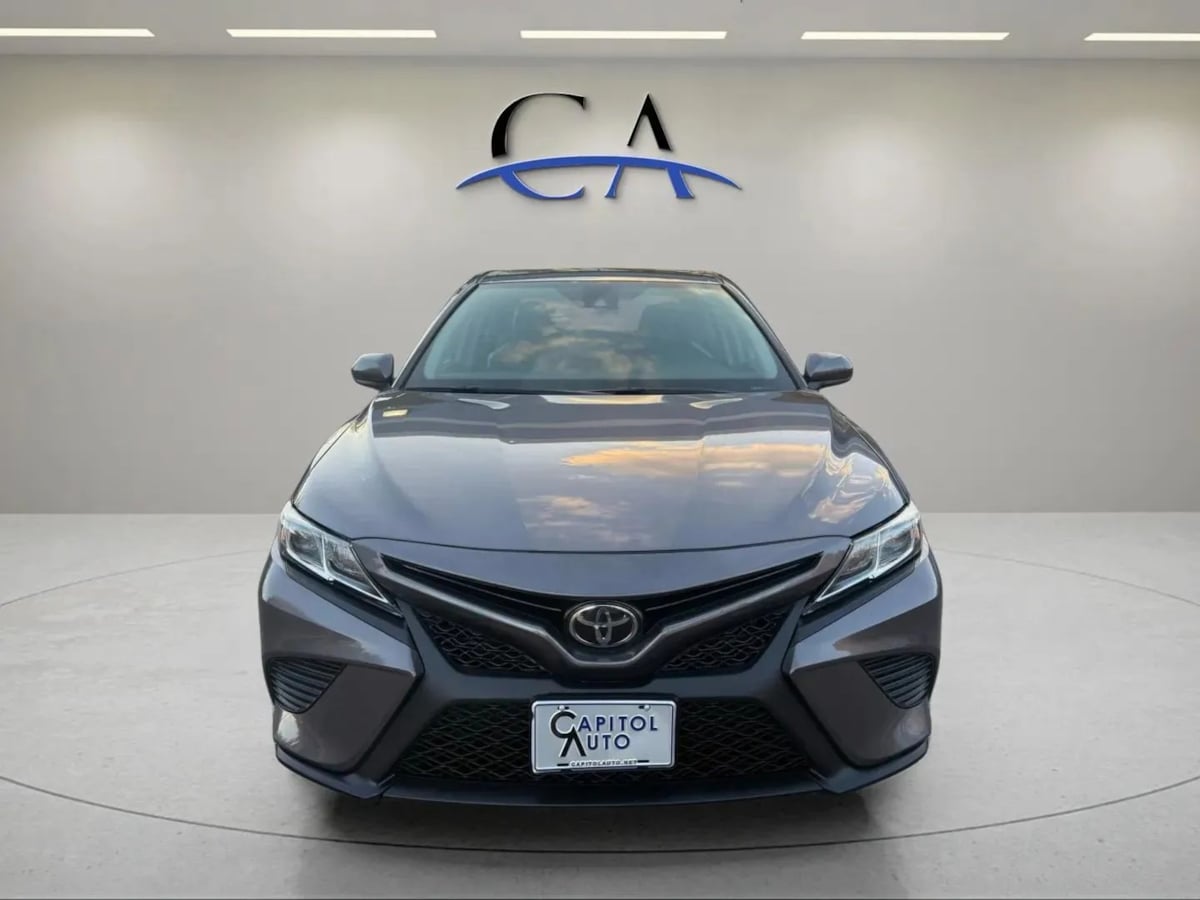 2019 Toyota Camry SE XLE photo 2