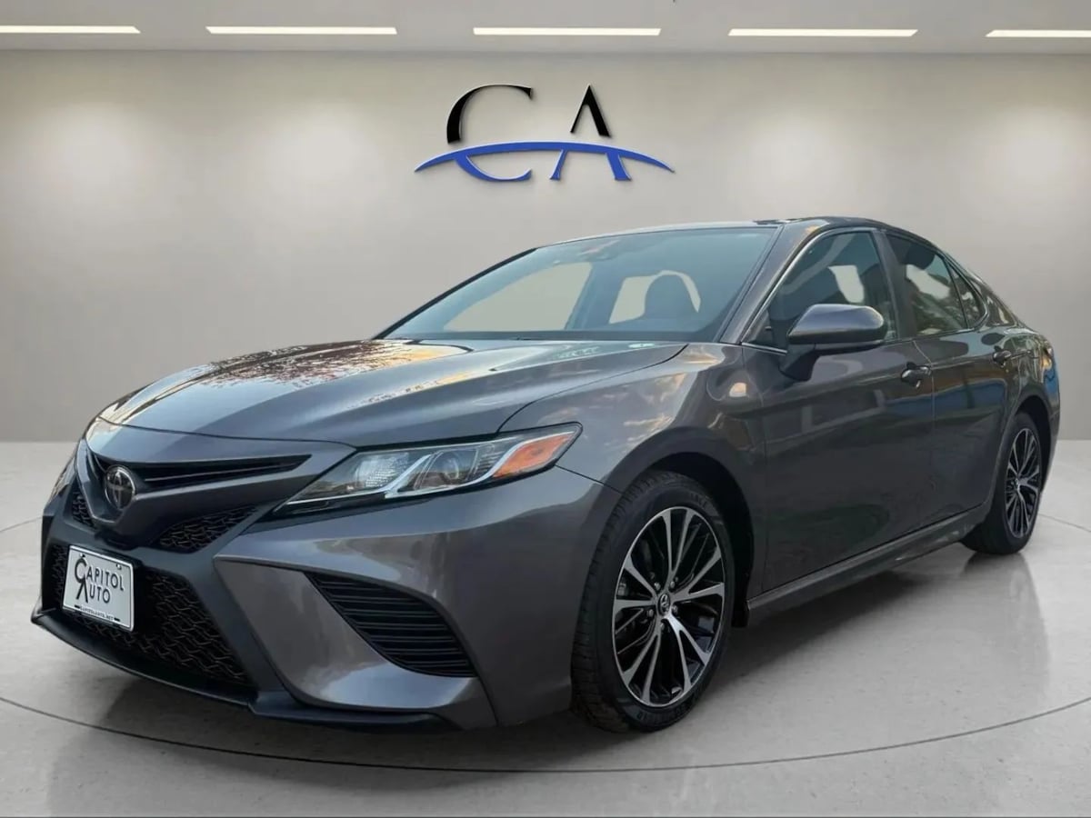 2019 Toyota Camry SE XLE photo 3