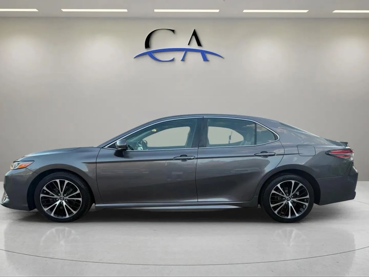 2019 Toyota Camry SE XLE photo 4