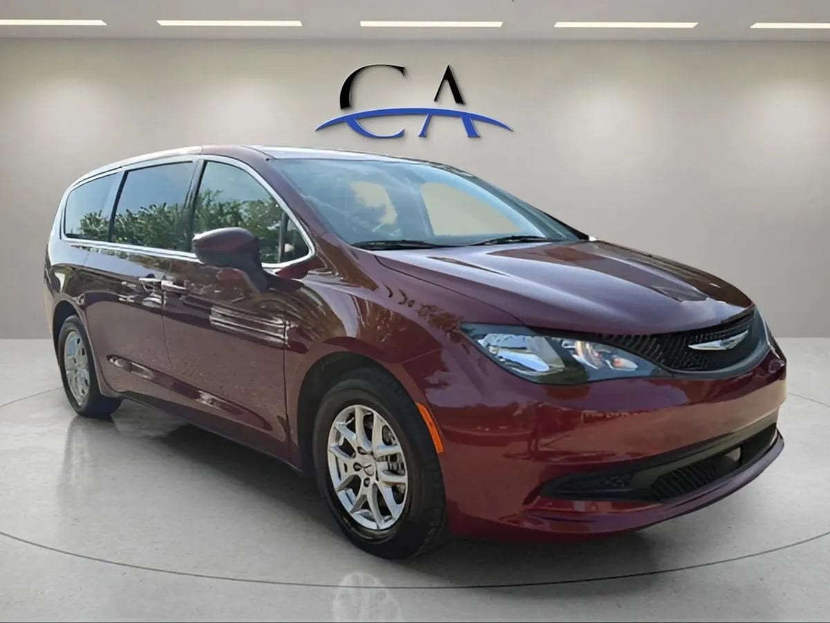2023 Chrysler Voyager LX's photo