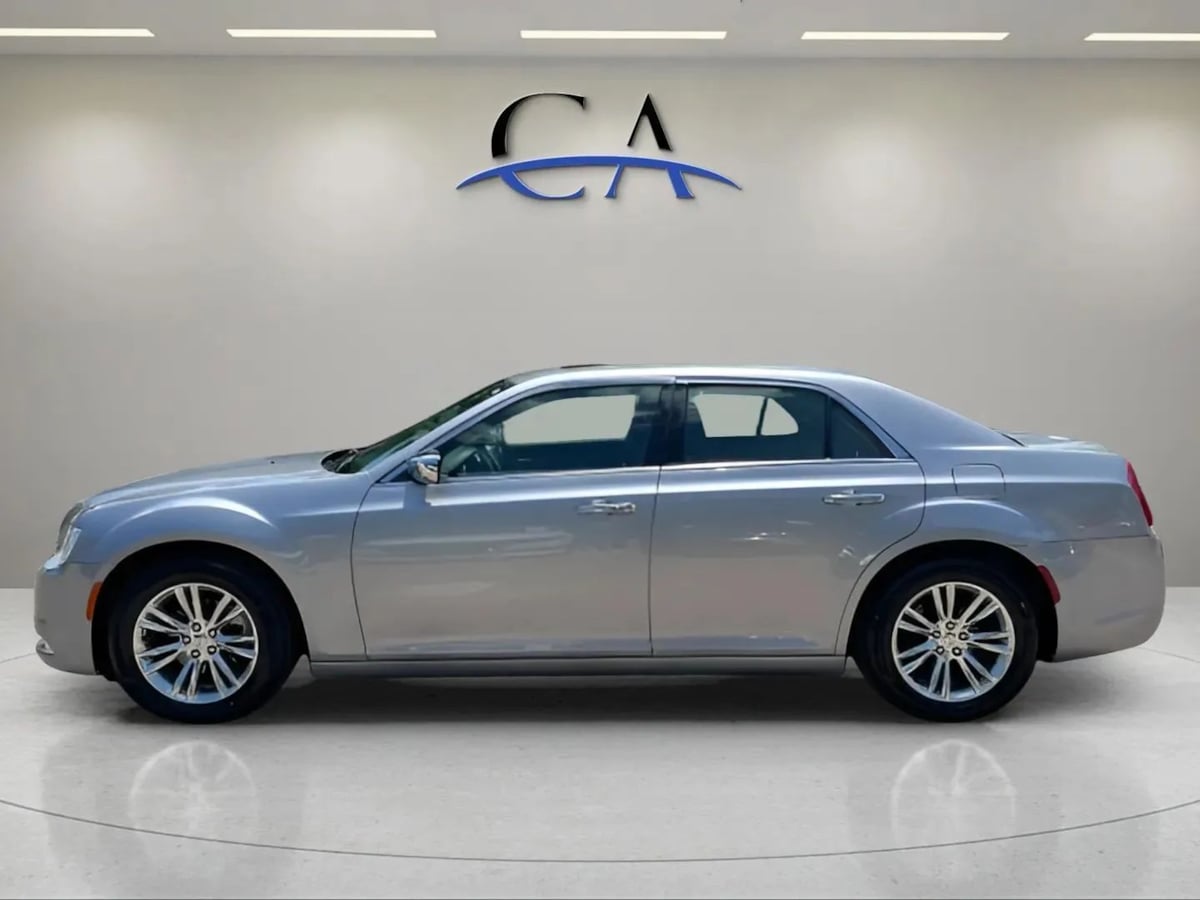 2016 Chrysler 300 C - Photo 4