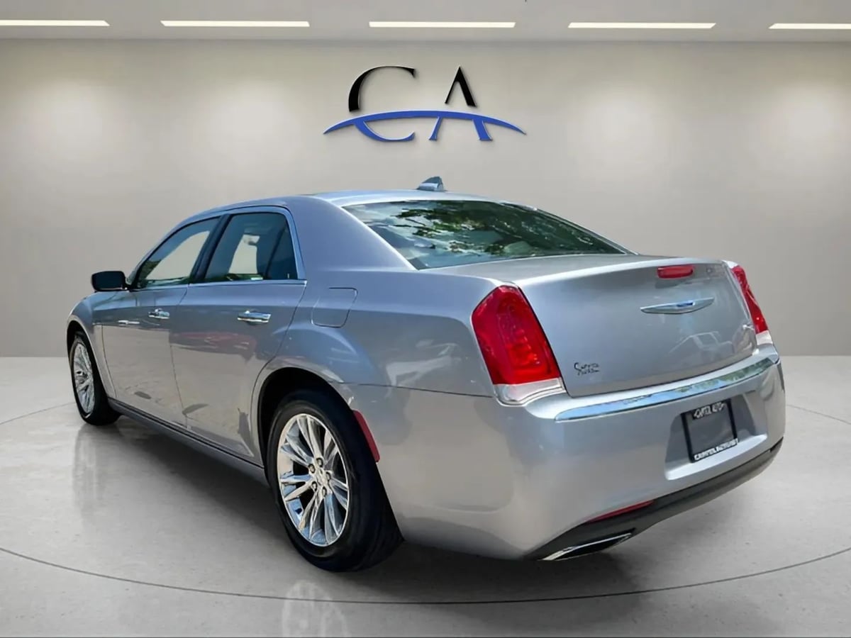 2016 Chrysler 300 C - Photo 5