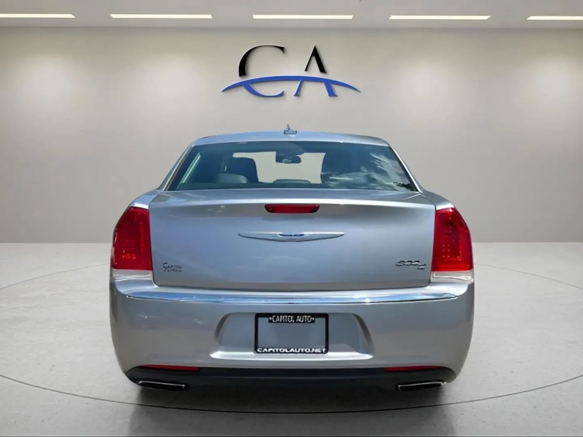 2016 Chrysler 300 C - Photo 6