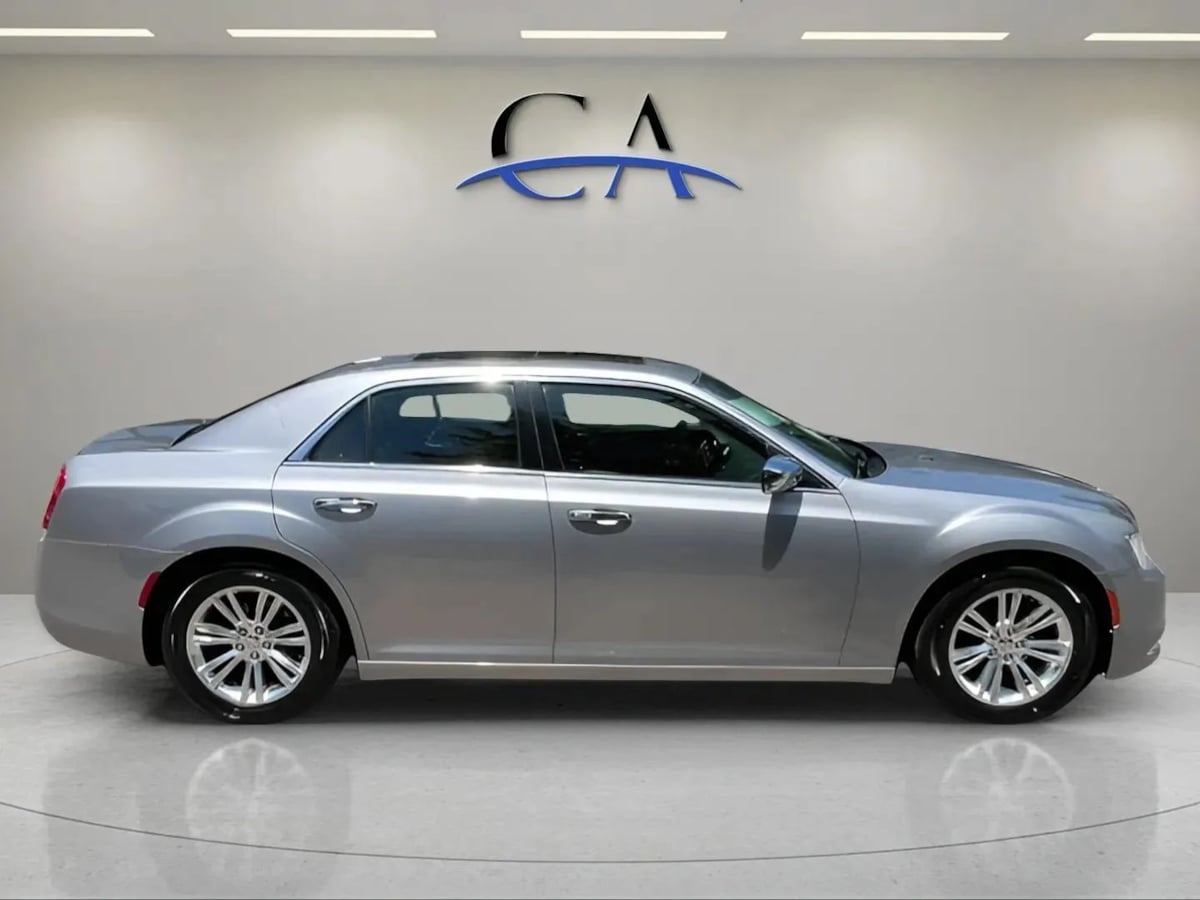 2016 Chrysler 300 C - Photo 8