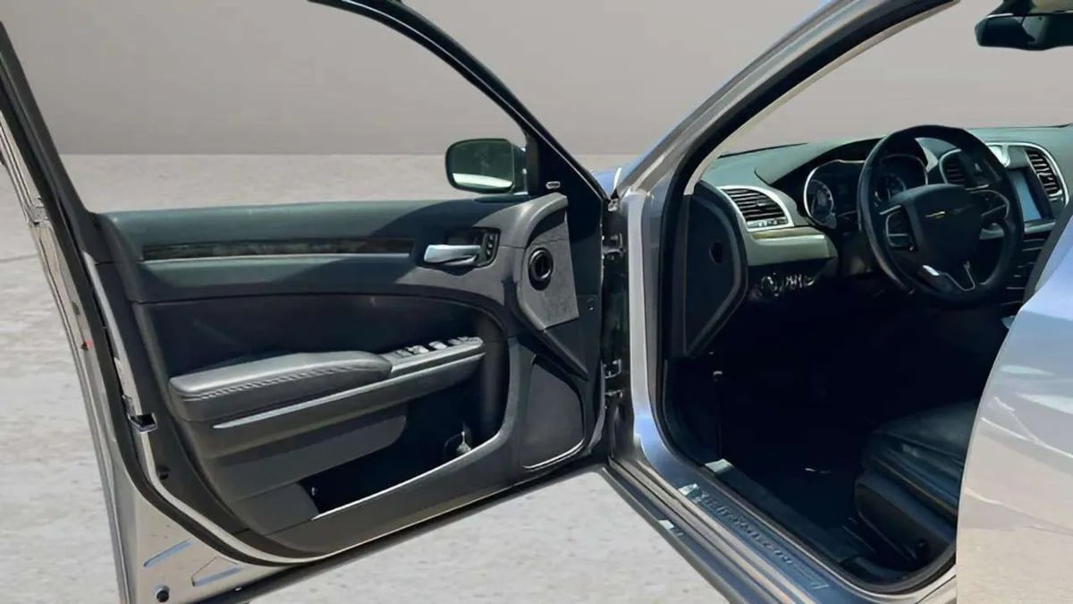 2016 Chrysler 300 C - Photo 9