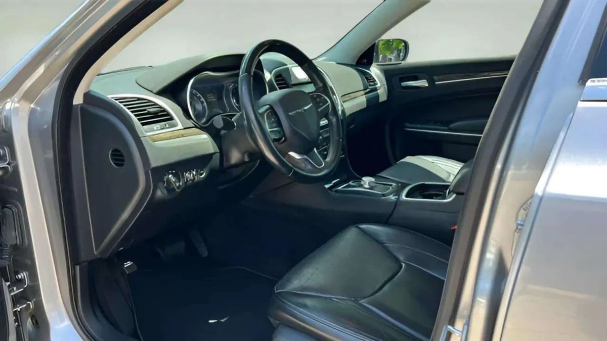 2016 Chrysler 300 C - Photo 10