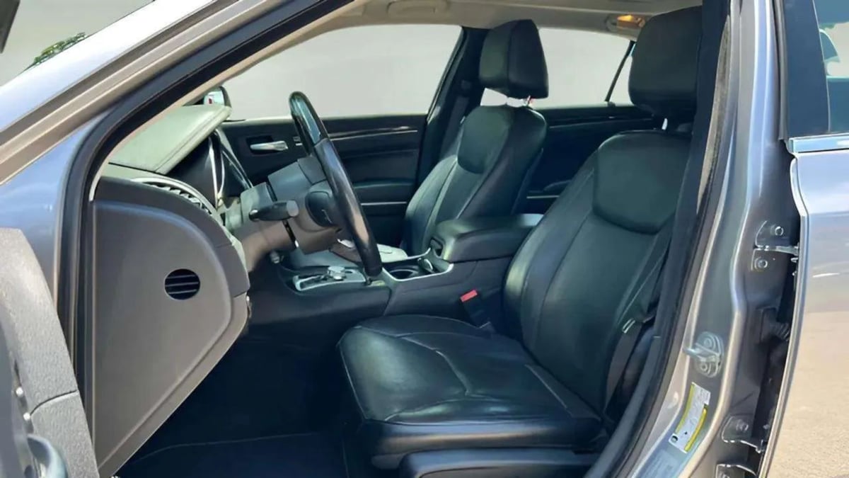 2016 Chrysler 300 C - Photo 11