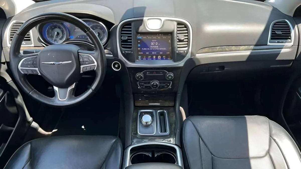 2016 Chrysler 300 C - Photo 12