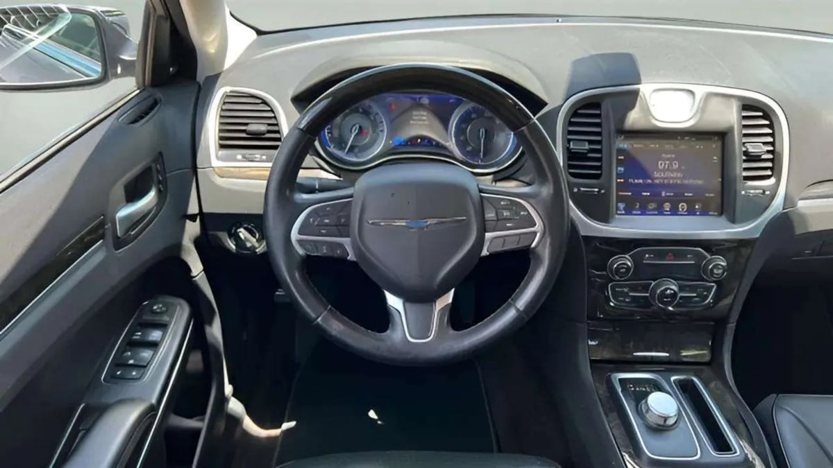 2016 Chrysler 300 C - Photo 13