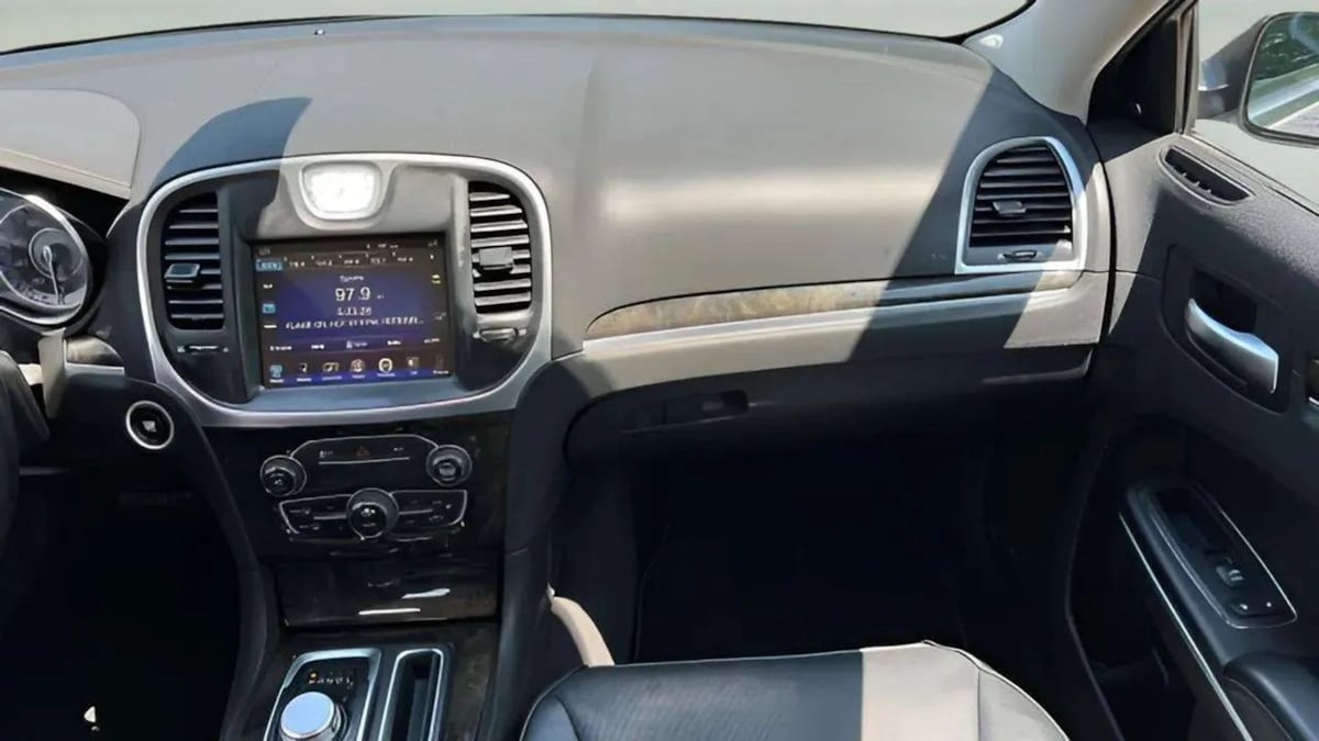 2016 Chrysler 300 C - Photo 14