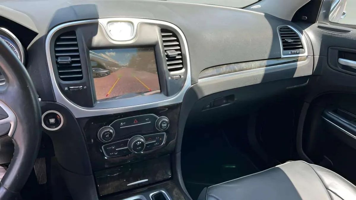2016 Chrysler 300 C - Photo 16