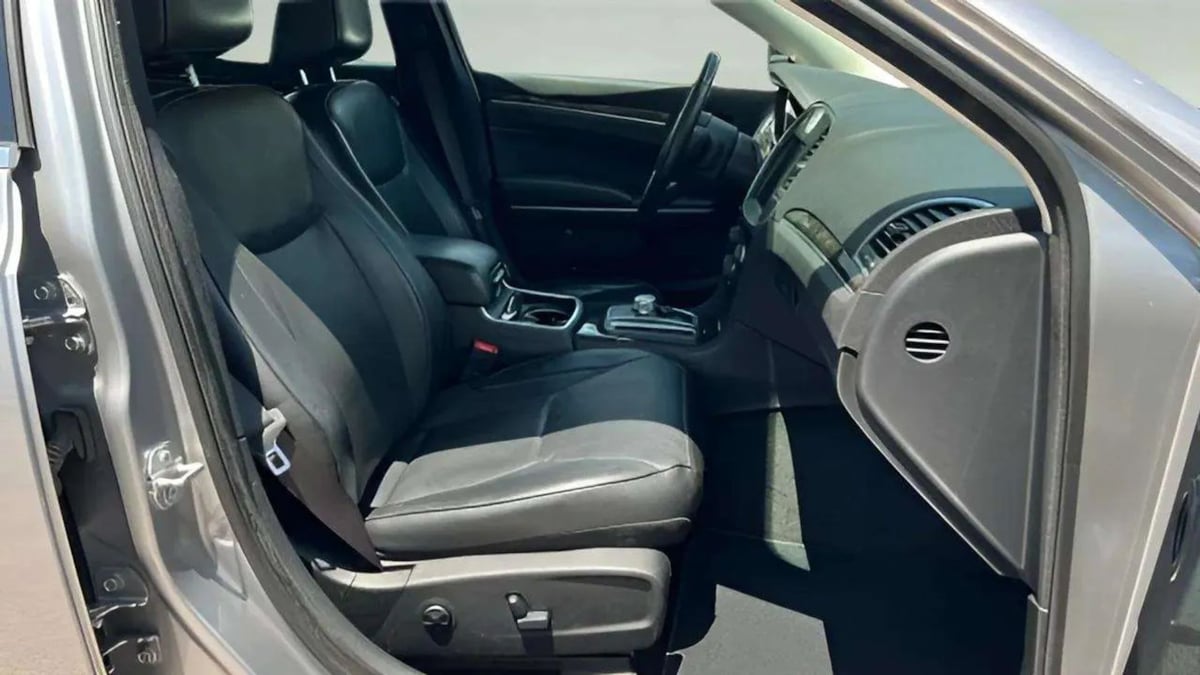 2016 Chrysler 300 C - Photo 18