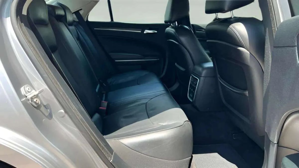 2016 Chrysler 300 C - Photo 23