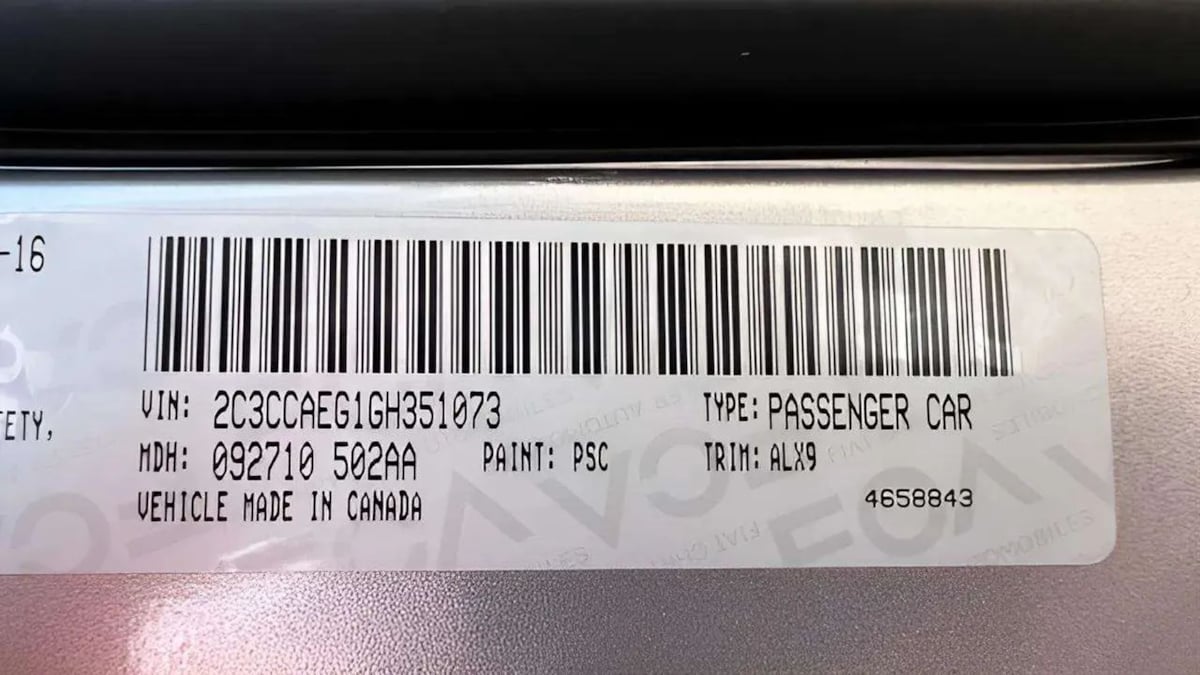 2016 Chrysler 300 C - Photo 27