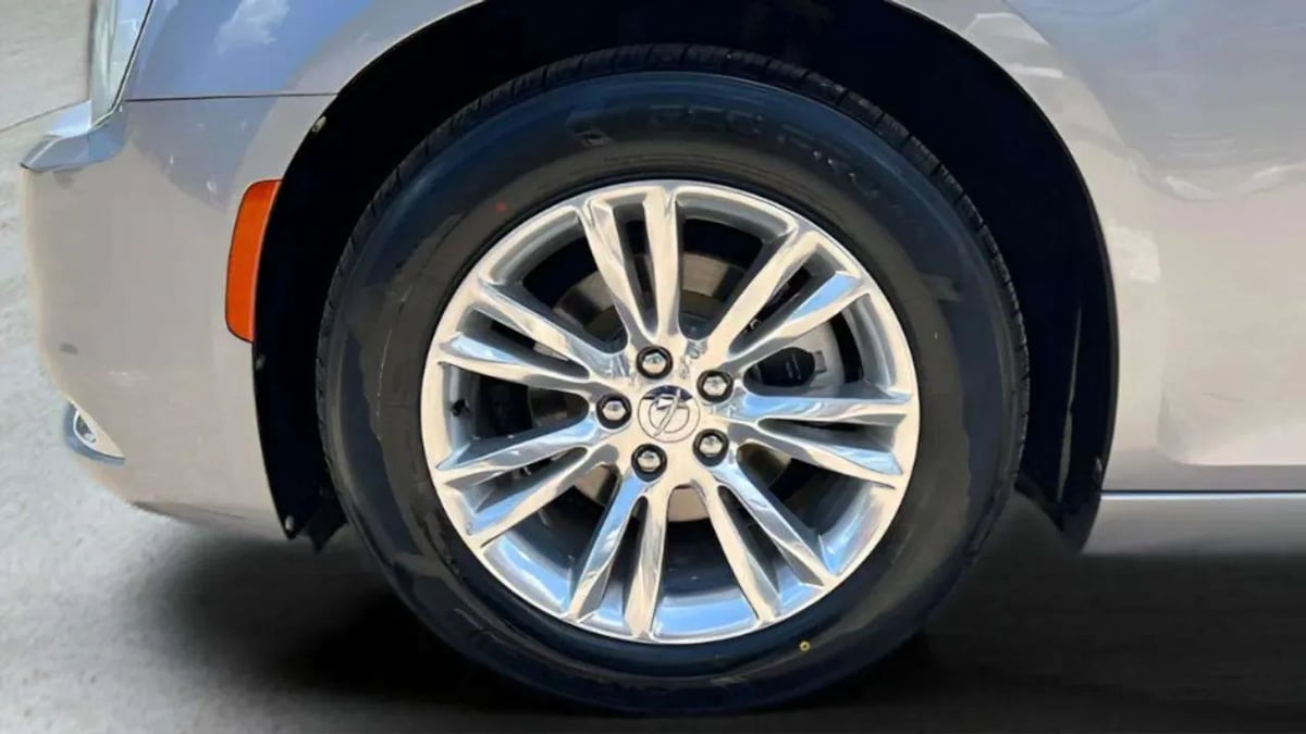 2016 Chrysler 300 C - Photo 28