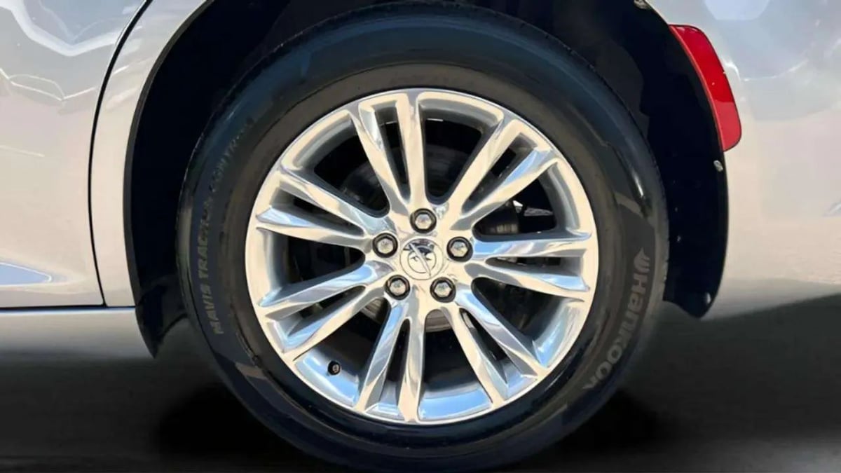 2016 Chrysler 300 C - Photo 29