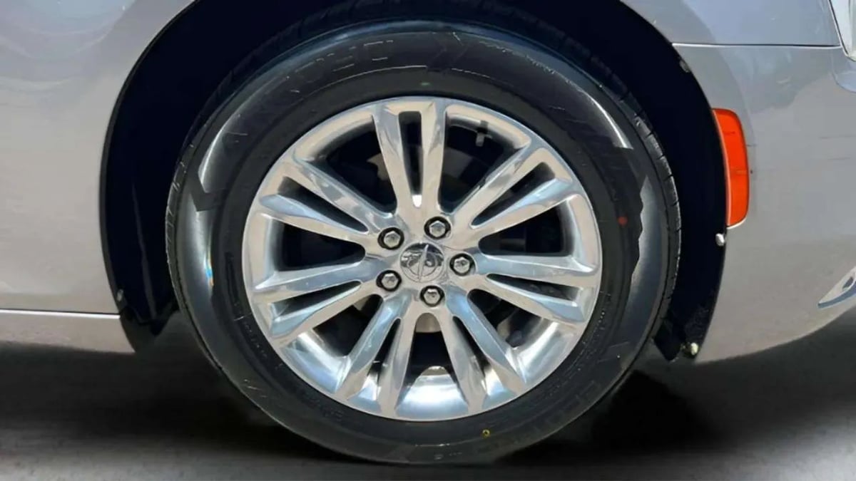 2016 Chrysler 300 C - Photo 30