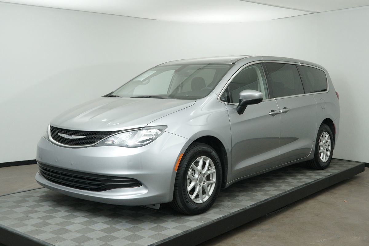 2017 Chrysler Pacifica LX Minivan 4D