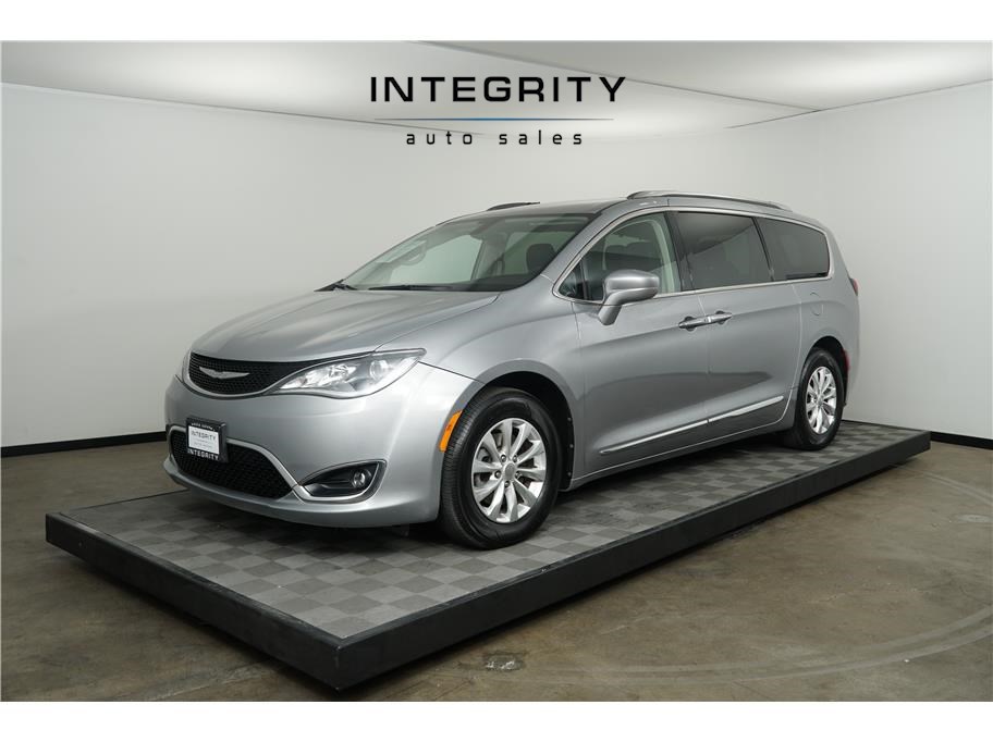 2018 Chrysler Pacifica Touring L Minivan 4D