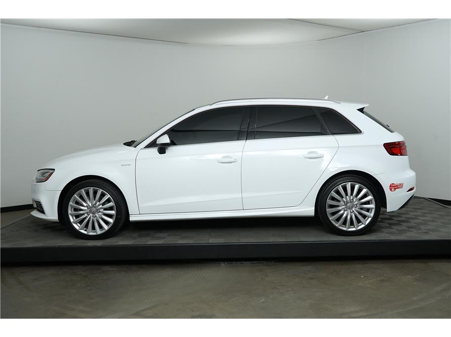 2017 Audi A3 E-tron Premium Plus photo 2