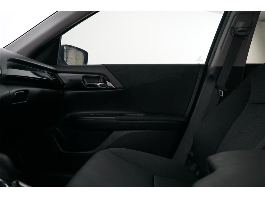 2017 Honda Accord LX photo 13