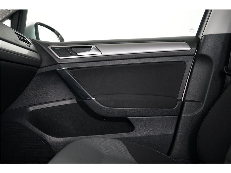 2016 Volkswagen e-Golf SE photo 16