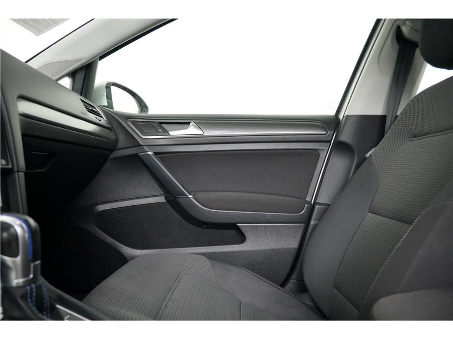 2019 Volkswagen e-Golf SE photo 16