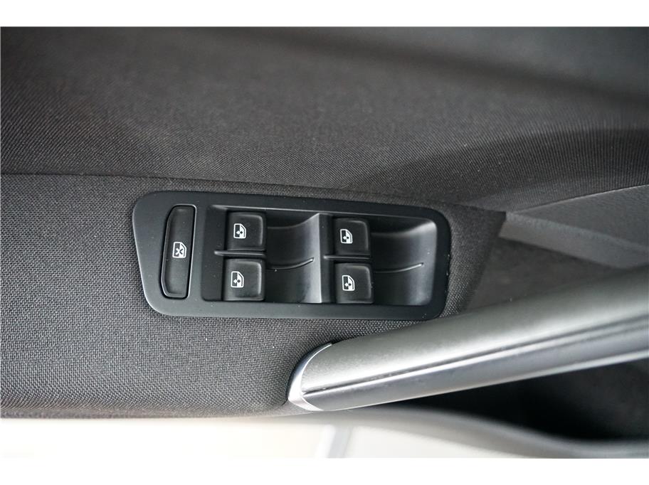 2019 Volkswagen e-Golf SE photo 17