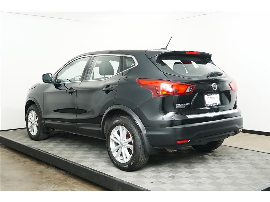 2018 Nissan Rogue Sport S photo 2