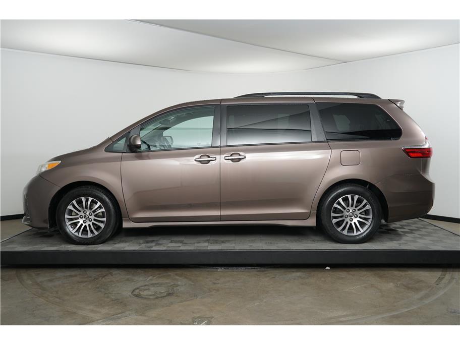 2018 Toyota Sienna XLE Limited Premium photo 2