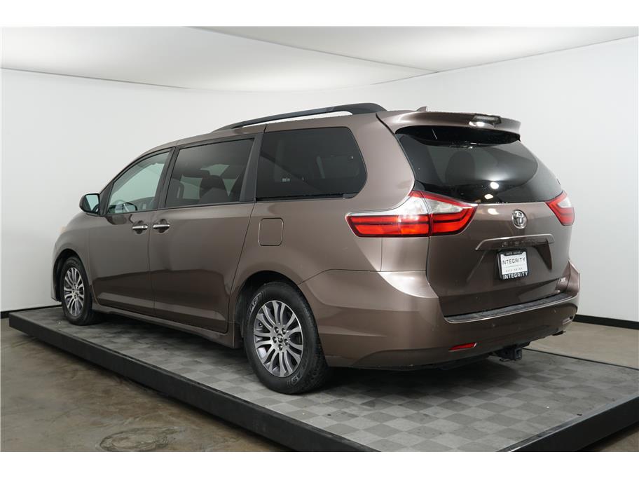 2018 Toyota Sienna XLE Limited Premium photo 3
