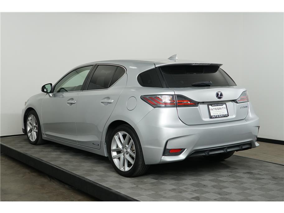 2016 Lexus CT 200h photo 2