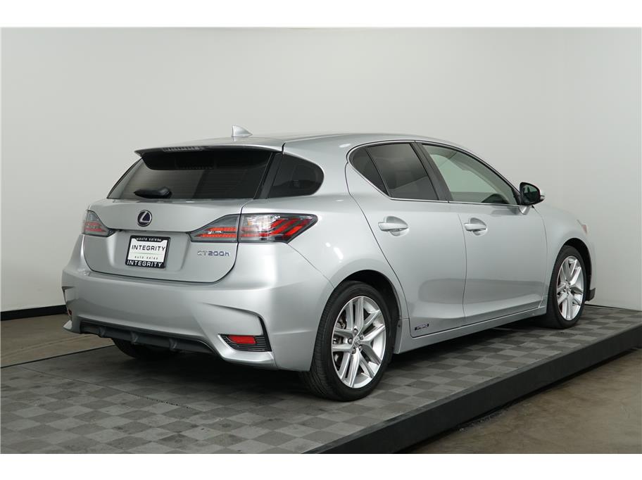 2016 Lexus CT 200h photo 4