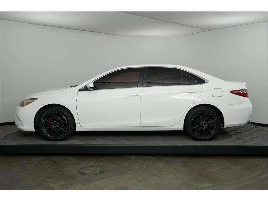 2017 Toyota Camry SE photo 2