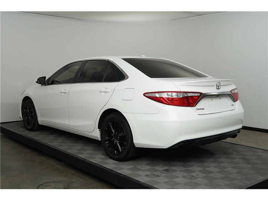 2017 Toyota Camry SE photo 3