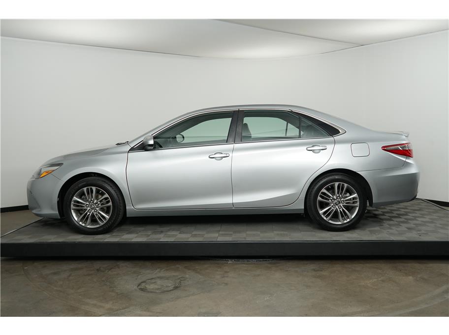 2017 Toyota Camry SE photo 2