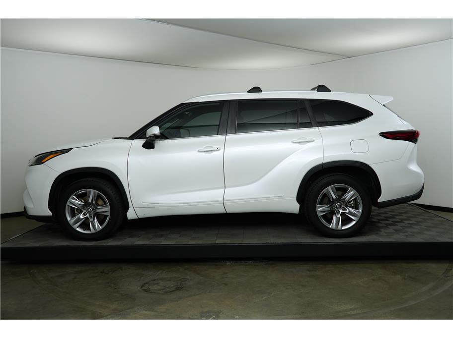 2023 Toyota Highlander XLE photo 2