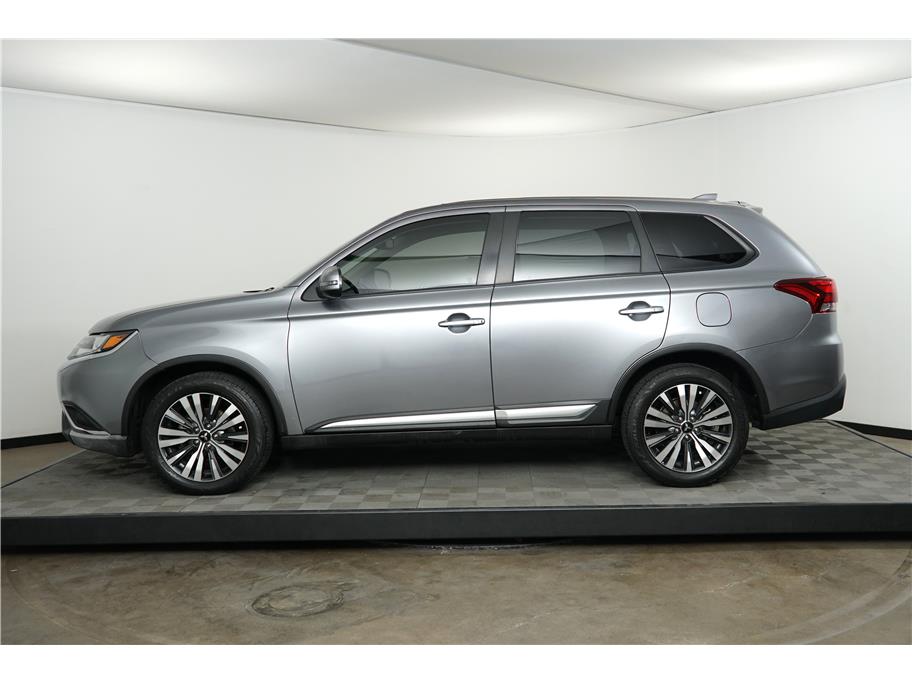 2020 Mitsubishi Outlander SE photo 2