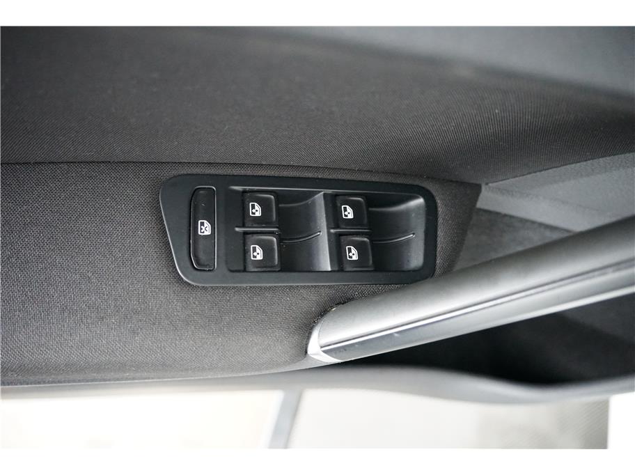 2016 Volkswagen e-Golf e-Golf SE - Photo 17