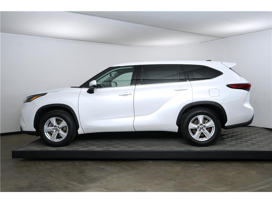 2022 Toyota Highlander LE photo 2