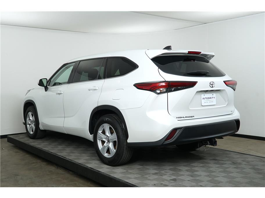2022 Toyota Highlander LE photo 3