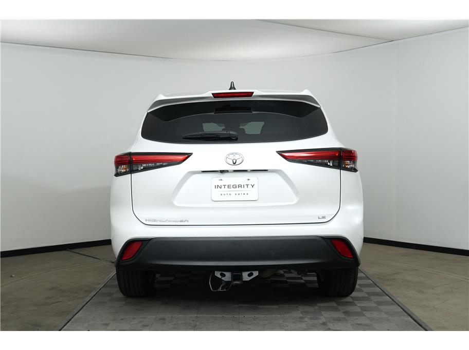 2022 Toyota Highlander LE photo 4