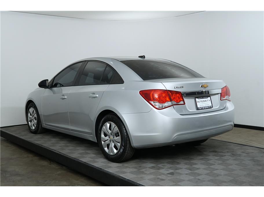 2013 Chevrolet Cruze LS photo 3