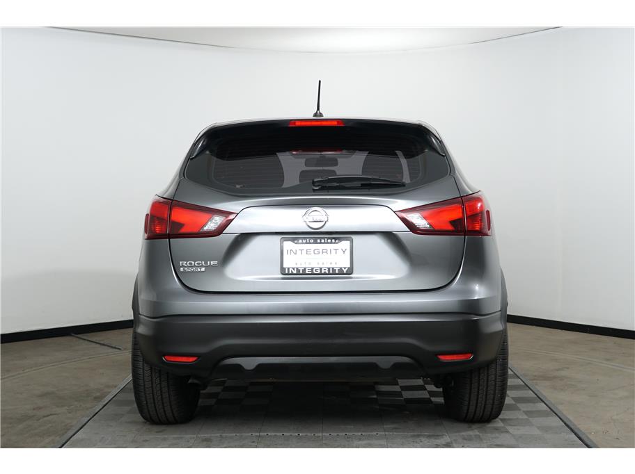 2018 Nissan Rogue Sport S photo 2