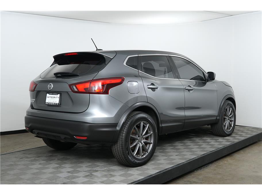 2018 Nissan Rogue Sport S photo 3