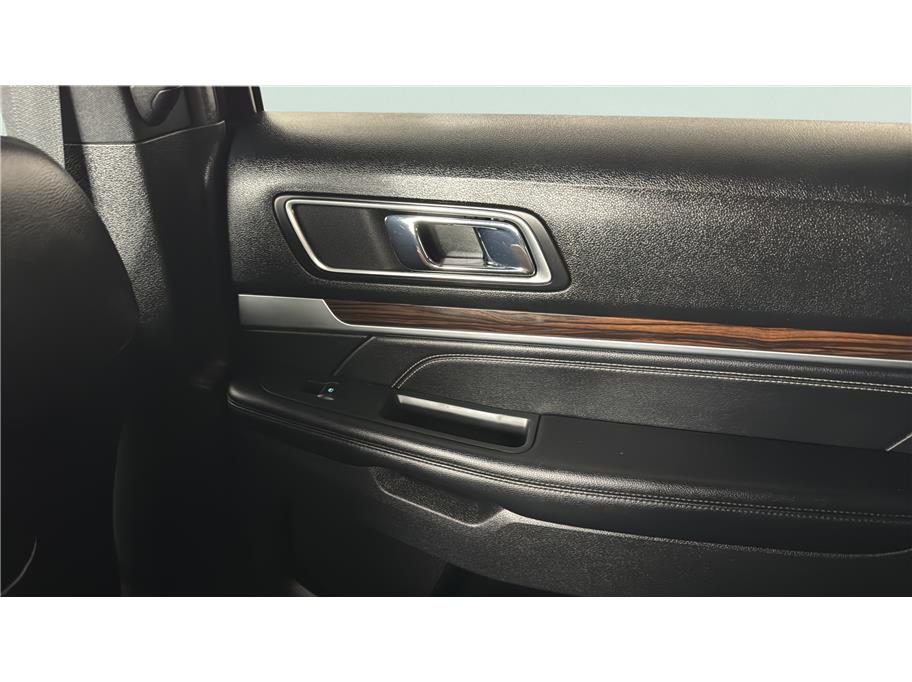 Ford Explorer photo 26