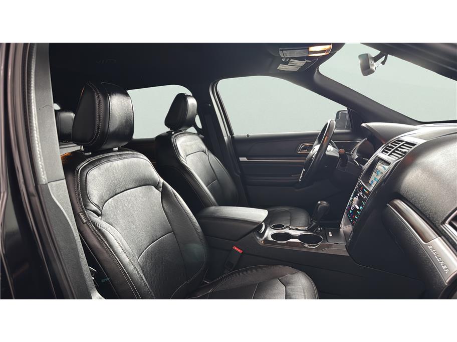 Ford Explorer photo 29