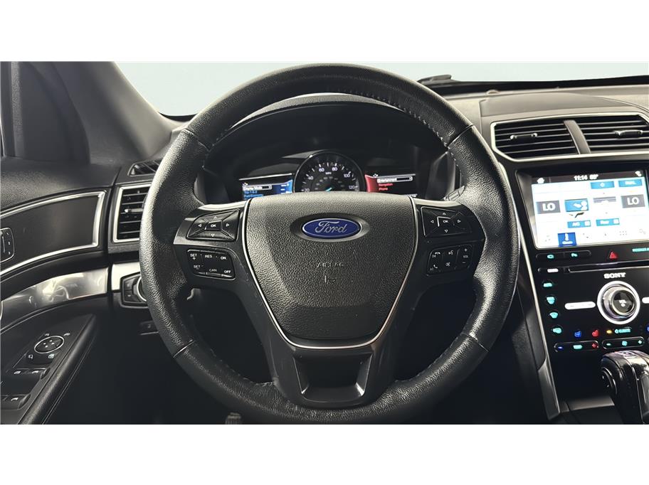 Ford Explorer photo 35